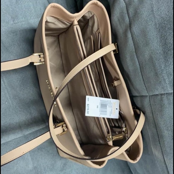 Michael kors purse - Picture 2 of 2